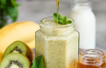 Smoothie με μπανάνα, ακτινίδιο, γάλα αμυγδάλου και μέλι