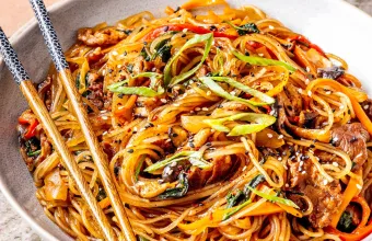 Κορεάτικο stir fry με noodles γλυκοπατάτας και λαχανικά (Japhae)