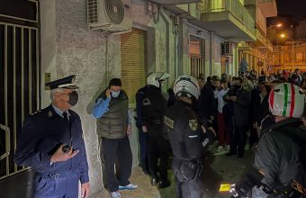 Πάτρα:  Αστυνομικές δυνάμεις τη νύχτα έξω απο το σπίτι της 33χρονης