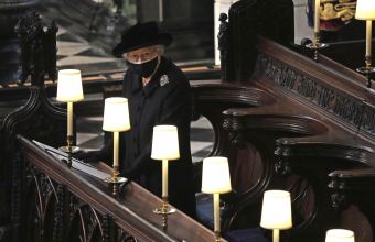 Ο «κανόνας» που έσπασε η βασίλισσα Ελισάβετ στην κηδεία του Φίλιππου