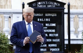 Αμερικανός ΑΓΕΕΘΑ για την φωτο με την Βίβλο: Μετανιώνω που στάθηκα δίπλα στον Τραμπ