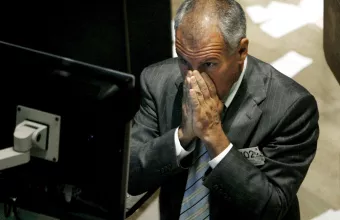Χρηματιστήριο: «Βουλιάζει» κάτω από τις 890 μονάδες - Πτώση για το ευρώ