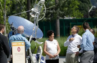 O Bill Gates ΟƒΟ„Ξ·Ξ½ Ξ­ΞΊΞΈΞµΟƒΞ· Reinvent the Toilet
