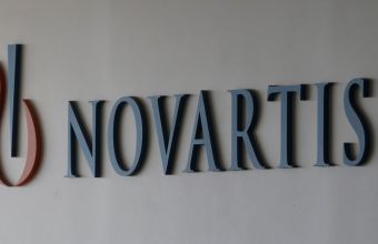 Ανοίγει ο δρόμος να διεκδικήσει το Δημόσιο αποζημιώσεις από τη Novartis (έγγραφο)