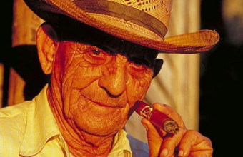 Απεβίωσε ο διασημότερος κουβανός καπνοπαραγωγός