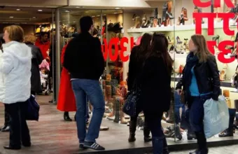 Ξεκινούν αύριο οι χειμερινές εκπτώσεις - Τι πρέπει να προσέξουν οι καταναλωτές