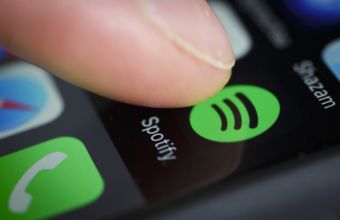 Το Spotify υπερασπίζεται τον αμφιλεγόμενο podcaster Τζο Ρόγκαν, παρά την έντονη κριτική 