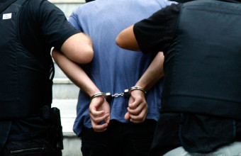 Τέσσερις ανήλικοι συνελήφθησαν για ομοφοβική επίθεση σε βάρος 26χρονου στην Αθήνα