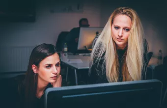 Eurostat: Περισσότερες γυναίκες στο χώρο των επιστημών και της μηχανικής το 2020