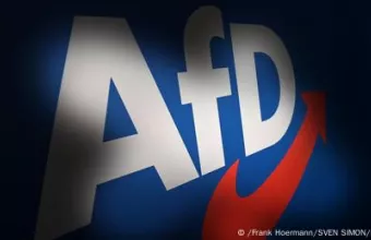 Λογότυπο AfD με κόκκινο βέλος