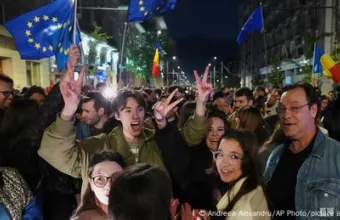 Πλήθος γιορτάζει με ευρωπαϊκές σημαίες