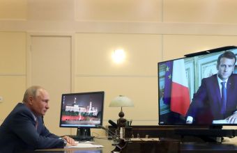 Συνομιλία Μακρόν - Πούτιν το απόγευμα: Στο επίκεντρο η ανθρωπιστική επιχείρηση στην Μαριούπολη από Γαλλία, Ελλάδα και Τουρκία