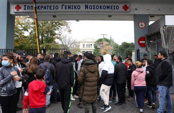 Ρομά έξω από το Ιπποκράτειο Θεσσαλονίκης