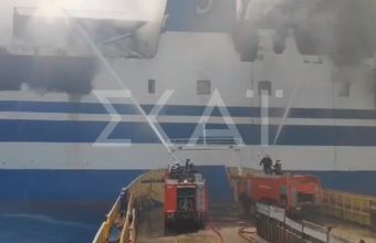 Εuroferry Olympia: Σε εξέλιξη οι προσπάθειες κατάσβεσης του πλοίου – Δείτε βίντεο