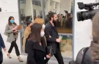 Έφτασε στο δικαστήριο ο Πέτρος Φιλιππίδης - Στο πλευρό του η γυναίκα του
