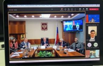 Ρώσος βουλευτής εμφανίστηκε με το «Ζ» της εισβολής στην Ουκρανία - Αντέδρασε ο Χαρακόπουλος