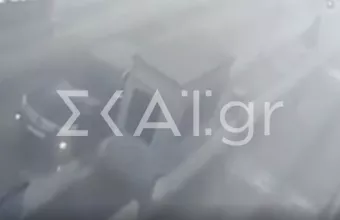 Κοζάνη: Η στιγμή που η νταλίκα πέφτει πάνω στα αυτοκίνητα και στα διόδια Πολυμύλου