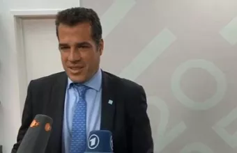 Άνδρας με κοστούμι μικρόφωνο