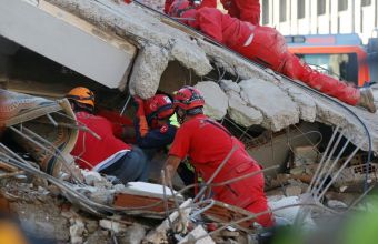 Τουρκία-Σεισμός: 3χρονο κορίτσι ανασύρθηκε ζωντανό από τα ερείπια μετά από 65 ώρες -Στους 79 οι νεκροί