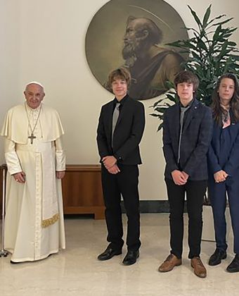 Ο Ίλον Μασκ ποζάρει με τους γιους του δίπλα στον Πάπα 