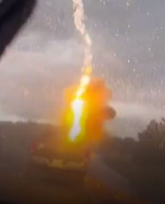 Φλόριντα: Σοκαριστικό βίντεο από το χτύπημα κεραυνού σε αυτοκίνητο