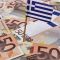 Χαρτονομίσματα του ευρώ και ελληνική σημαία 