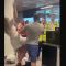 Βρετανία: Άνδρας σε αεροδρόμιο έριξε μπουνιές σε υπαλλήλους - Βίντεο