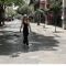 Κοπέλα περπατάει σε συνθήκες καύσωνα στην Αθήνα