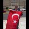 Τούρκος πολιτικός με σημαία μπροστά στη Βουλή
