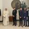 Ο Ίλον Μασκ ποζάρει με τους γιους του δίπλα στον Πάπα 