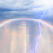 Κεραυνός κάτω από διπλό ουράνιο τόξο- Βίντεο από το εντυπωσιακό φαινόμενο