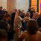 Έστησαν χορό η νύφη κι ο γαμπρός έξω από το δημαρχείο Αθηνών - Βίντεο