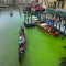 Πράσινο και κόκκινο έβαψαν και πάλι το Μεγάλο Κανάλι της Βενετίας ακτιβιστές