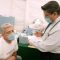 Ηλικιωμένος κάνει εμβόλιο για τη γρίπη