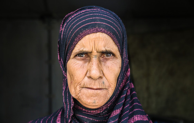  Ιράκ (COPYRIGHT: Mohammad Ghannam/MSF Περιγραφή: Η Ρασμίγια, 63 ετών, που μεγάλωσε επτά γιους και τέσσερις κόρες, τώρα ζει μόνη στον καταυλισμό εσωτερικά εκτοπισμένων του Αμριγιάτ Αλ-Φαλούτζα. Η ιστορία της Ρασμίγια είναι αντιπροσωπευτική των πολλών επιπέδων βίας και απώλειας που έχουν υποστεί πολλοί άνθρωποι στο Ιράκ τα τελευταία χρόνια. Έχασε τέσσερις από τους επτά γιους της στον βομβαρδισμό της Φαλούτζα, όπου ζούσαν, το 2004. Ένας άλλος γιος της είναι στη φυλακή από το 2006 με την κατηγορία ότι συνεργαζ
