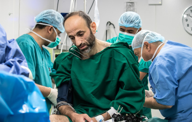  Aνατολική Μοσούλη, Ιράκ COPYRIGHT: Sacha Myers/MSF Περιγραφή: Ο Νασουάν, 42 ετών, προετοιμάζεται για χειρουργική επέμβαση στη δομή μετεγχειρητικής φροντίδας των Γιατρών Χωρίς Σύνορα. Είναι ένας από τους πολλούς τραυματίες πολέμου που ακόμη προσπαθούν να γίνουν καλά, έναν χρόνο μετά το επίσημο τέλος των συγκρούσεων στη Μοσούλη. (Μάιος 2018)