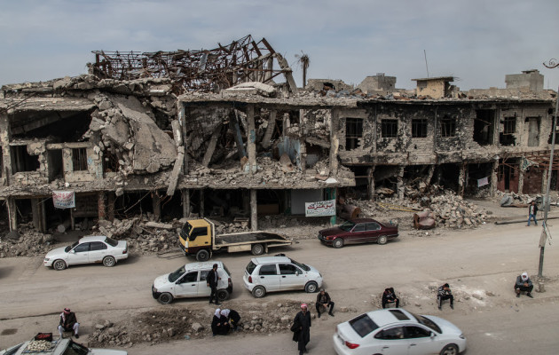  Μοσούλη, Ιράκ COPYRIGHT: Sacha Myers/MSF Περιγραφή: Η παλιά πόλη της Μοσούλης, που υπέστη σφοδρούς βομβαρδισμούς από εδάφους και αέρος και επιθέσεις με αυτοσχέδιους εκρηκτικούς μηχανισμούς στη διάρκεια της μάχης για την ανακατάληψη της πόλης από το Ισλαμικό Κράτος το 2016-17. Εξαιτίας των καταστροφών και της παρουσίας αυτοσχέδιων εκρηκτικών μηχανισμών, βλημάτων που δεν έχουν εκραγεί και παγίδων, μεγάλο μέρος της παλιάς πόλης παραμένει μη προσβάσιμο. Παρ' όλα αυτά 5.000 με 7.000 άνθρωποι έχουν επιστρέψει στ