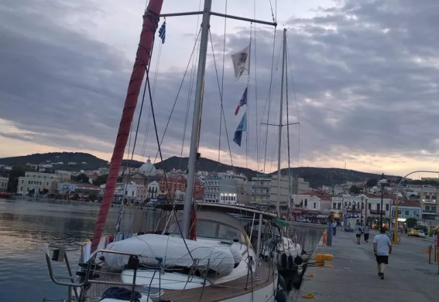 Τελικά η σημαία κατέβηκε και πλέον στο σκάφος υπάρχει μόνο μια ελληνική σημαία.