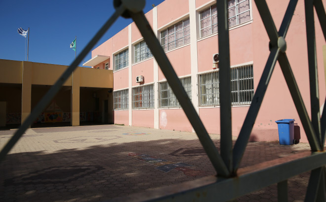 Βόλος: Ελεύθερη η 42χρονη που εισέβαλε με μαχαίρι σε σχολείο– Tι υποστηρίζει