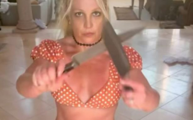 Britney Spears: Πήγε αστυνομία στο σπίτι της μετά τον χορό με τα μαχαίρια - Δείτε video 