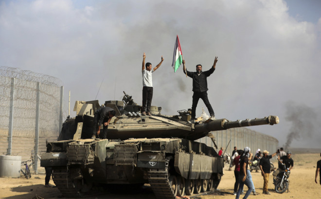 Απορρίπτει τη διεθνή έκκληση η Χαμάς: Μόνο αν λήξει ο πόλεμος θα απελευθερωθούν οι όμηροι