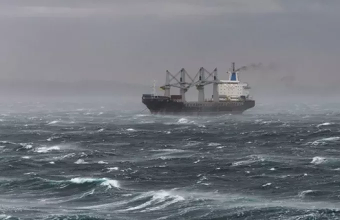 Κοντέινερ με βλαβερές ουσίες έπεσαν από πλοίο μεταφοράς λόγω κακοκαιρίας