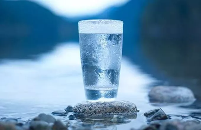 Νερό! Πόσο πρέπει να πίνετε καθημερινά;