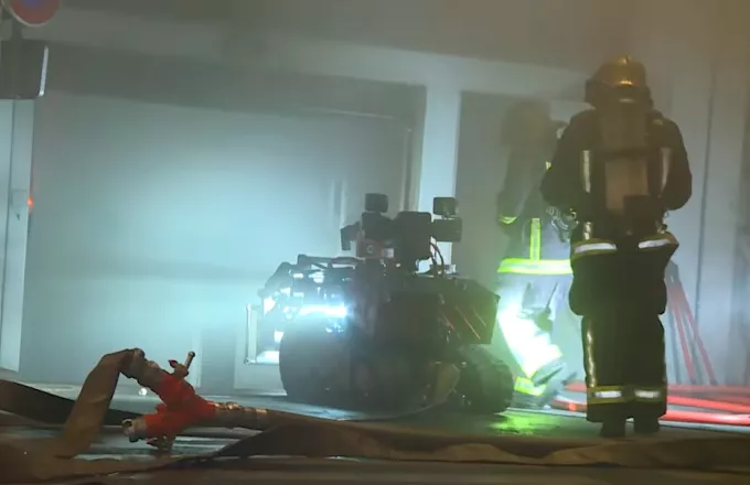 Κολοσσός: Το ρομπότ των πυροσβεστών που μπήκε στην Παναγία των Παρισίων vid