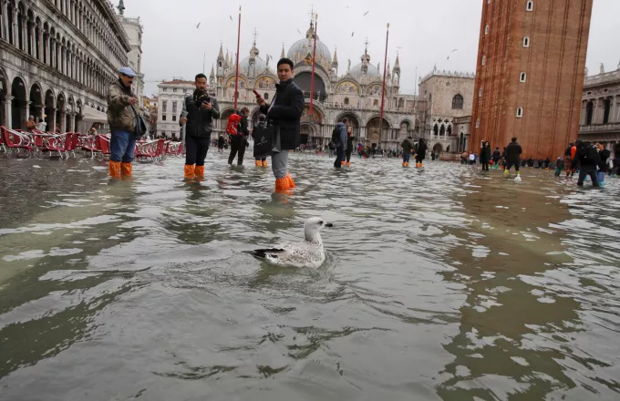 Σε ιστορικά υψηλά η στάθμη των υδάτων στη Βενετία 