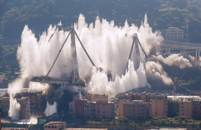 Εντυπωσιακή κατεδάφιση της γέφυρας που κατέρρευσε στη Γένοβα (video)