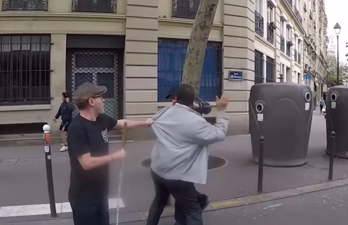 Οργή στη Γαλλία: Οδηγός αρνήθηκε προτεραιότητα σε τυφλό και έδειρε τον συνοδό του (video)