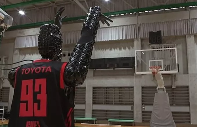 Παγκόσμιο ρεκόρ από ρομπότ-μπασκετμπολίστα με καλάθια στη σειρά (video)