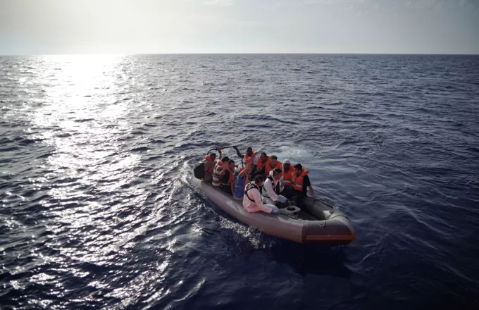 Πλεούμενο με 50 επιβάτες ανετράπη στα ανοικτά των ακτών της Λιβύης