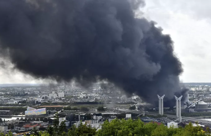 Κατασβέστηκε η πυρκαγιά στο χημικό εργοστάσιο στη Γαλλία